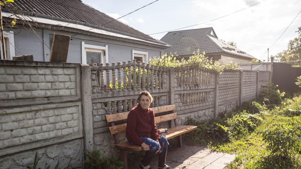 Efarova Malyna Semenivta, de 60 años, habla  en un aldea abandonada cerca del frente de batalla, el pasado 27 de mayo. EFE/