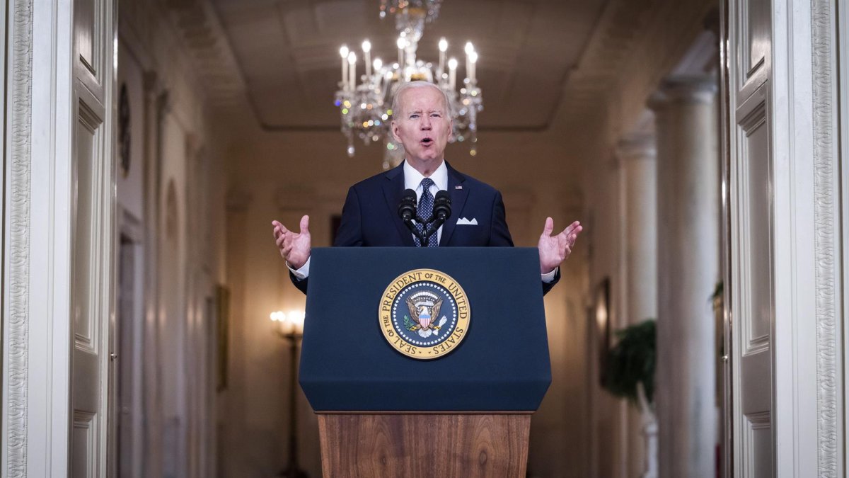El presidente de Estados Unidos, Joe Biden, le habla a la nación desde el East Room de la Casa Blanca en Washington, este 2 de junio de 2022.