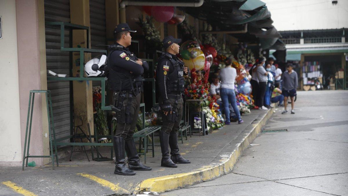 Los agentes policiales acudieron al lugar donde dos habían sido disparadas mientras desayunaban