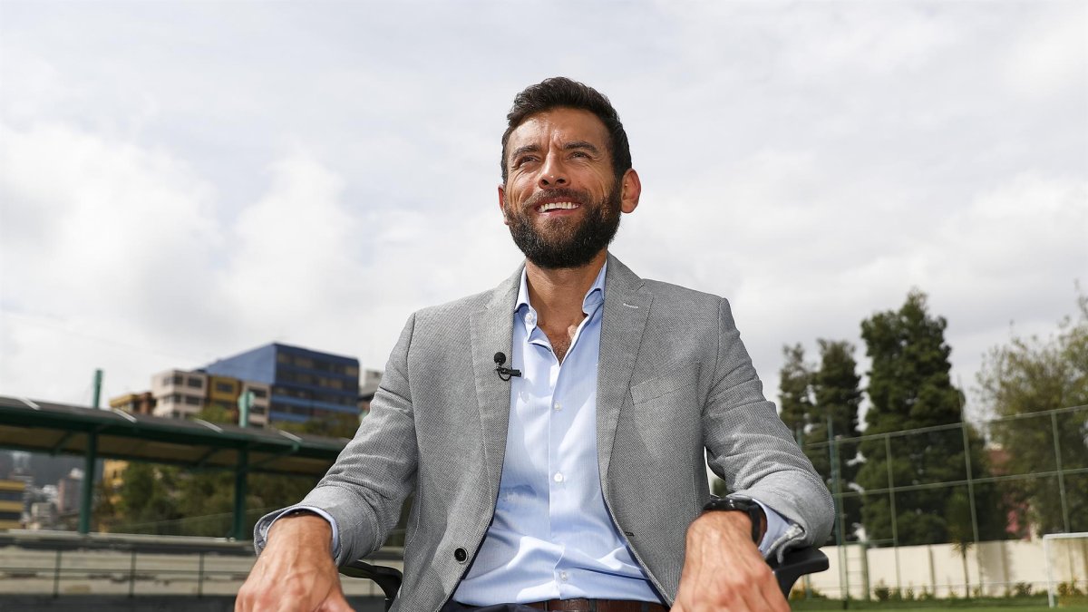 El ministro del Deporte de Ecuador, Sebastián Palacios, habla en entrevista con Efe ayer en Quito (Ecuador).