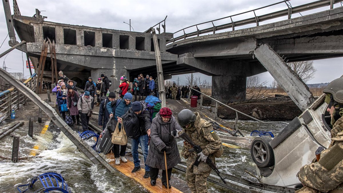 Decenas de civiles cruzaban por un puente semi destruido por los ataques rusos en el ciudad de Irpin,en la región ucraniana de Kiev, el pasado mes de marzo