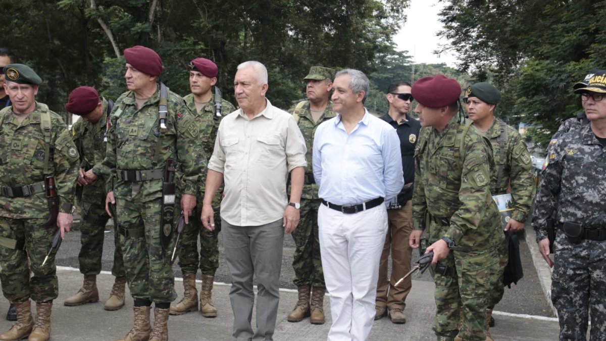 Con la presencia del ministro de Defensa Luis Lara y del interior Patricio Carrillo presentaron la Fuerza de tarea conjunta Esmeraldas para la inseguridad de la provincia.