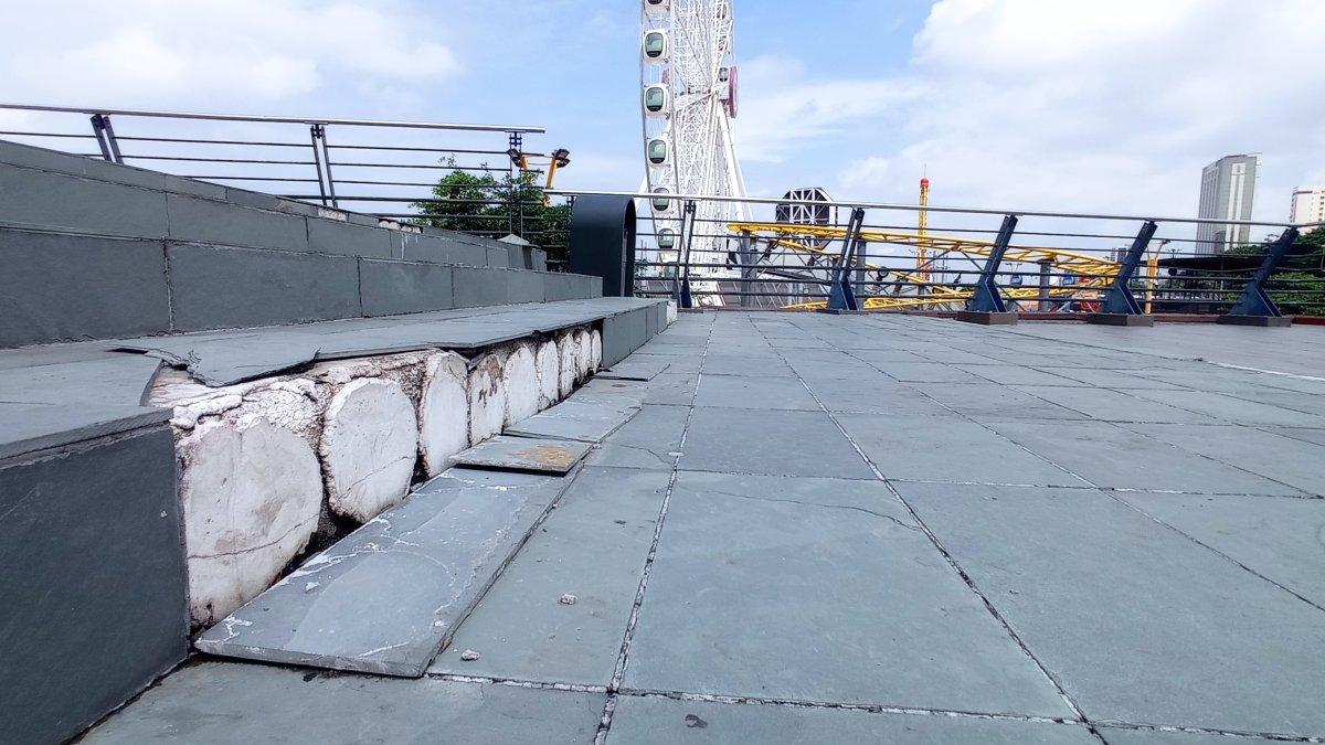 Parte de pisos y escaleras esperan por obras de reparación