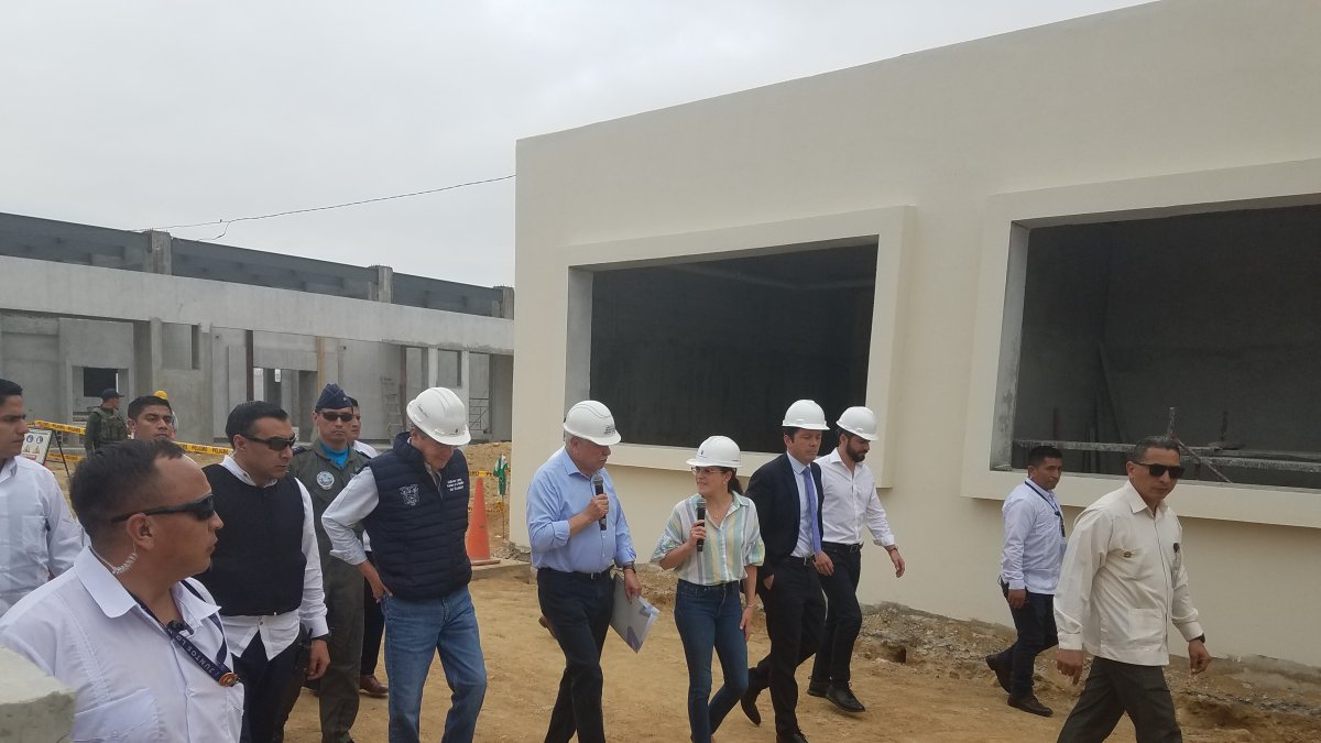 El presidente Guillermo Lasso y los ministros de Obras Públicas, Marcelo Cabrera, y de Educación, María Brown, recorren las obras de la unidad educativa José Joaquín de Olmedo, en el Parque Samanes.