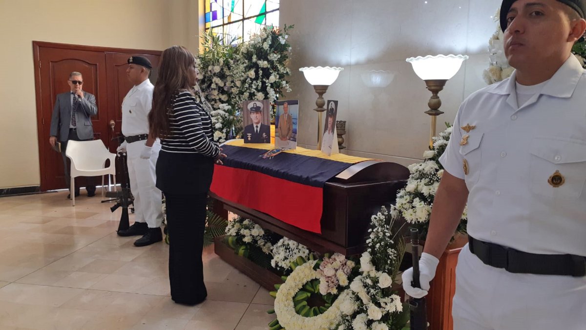 Mayra Montaño acompañó al periodista hasta su última morada.