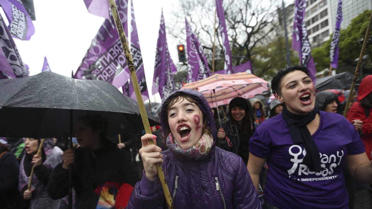 Miles de personas participan de la marcha convocada por la plataforma social 