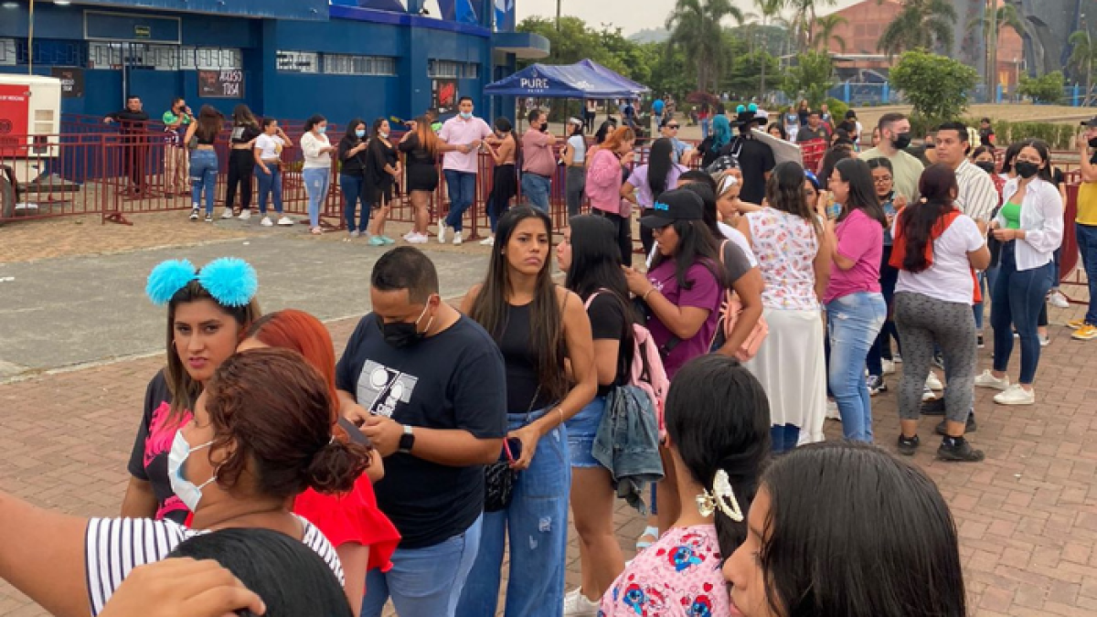 Con gran emoción, así hacen la fila quienes esperan ver el show de la colombiana esta noche en Guayaquil