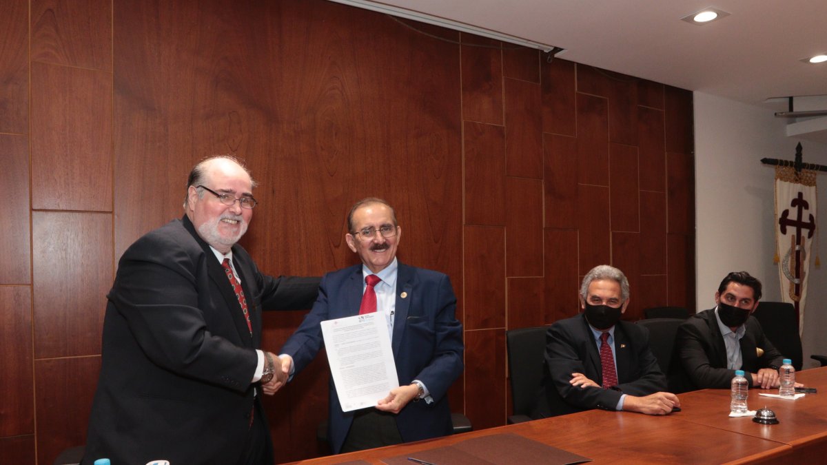 Acuerdo. Francesco Aycart y Walter Mera, tras la firma del convenio institucional.
