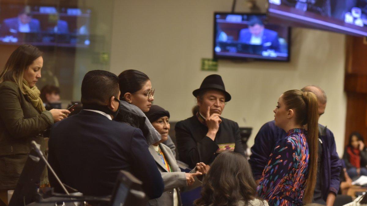 Ambiente. Durante las intervenciones de los legisladores, sus colegas se reunían en el Pleno legislativo.