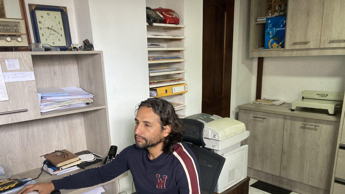 Paúl Ambrossi dejó las canchas de fútbol y ahora pasa mucho tiempo detrás de una computadora, revisando todo lo relacionado a su empresa.