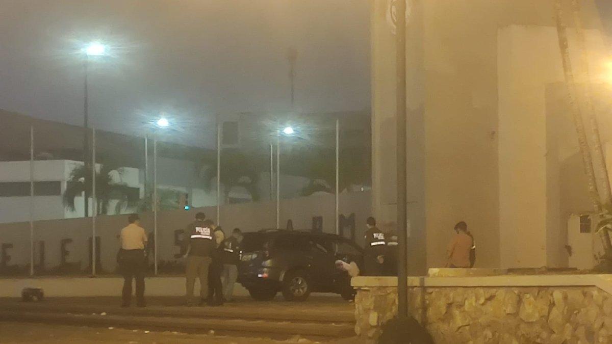 El vehículo finalmente se estrelló contra un monumento.