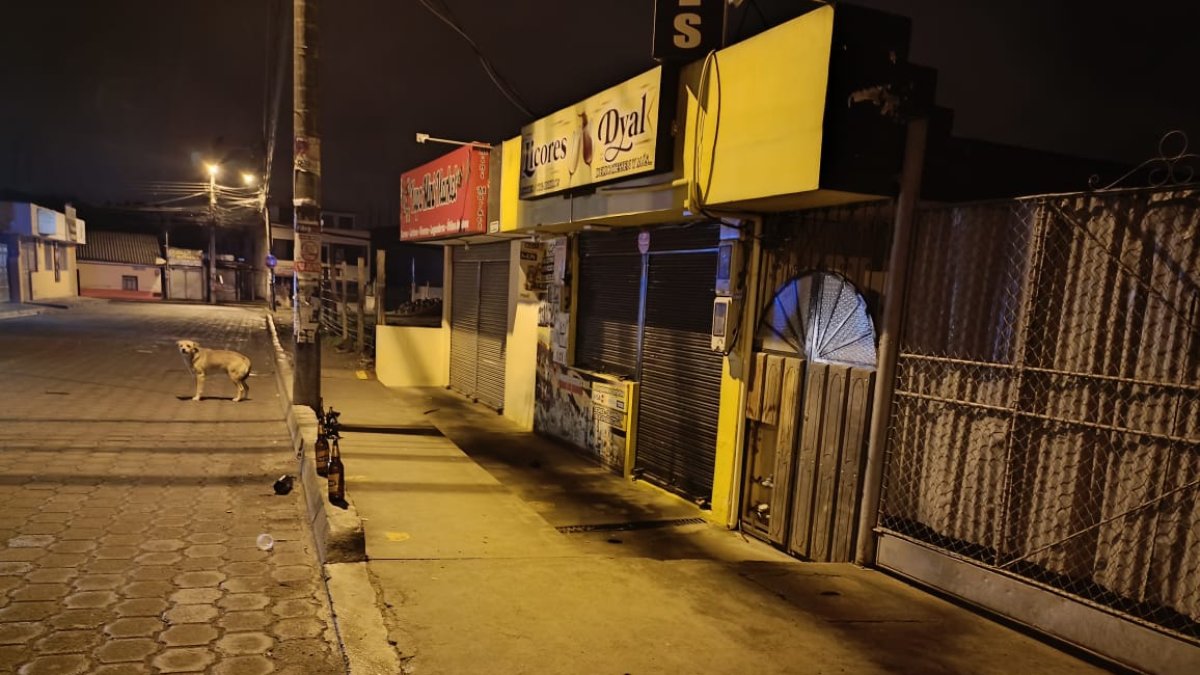 Afuera del local permanecían botellas de cerveza que habría bebido la víctima con su amigo