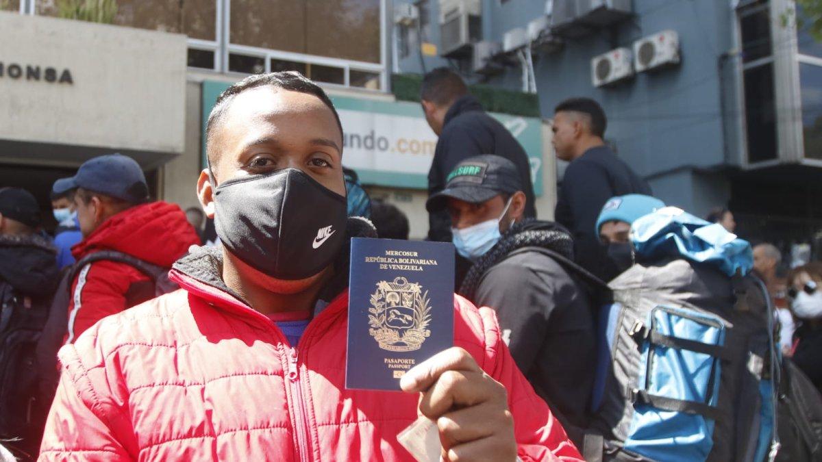 Este 4 de junio decenas de ciudadanos venezolanos llegaron a la Embajada de su país en Quito buscando sus pasaportes.