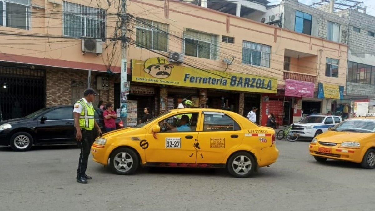 Los vigilantes han empezado a sancionar a los taxistas que no pertenecen a La Libertad