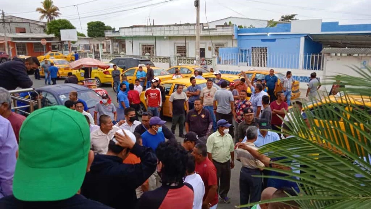 Ayer, un grupo de taxistas acudió hasta el Consejo de la Judicatura en Santa Elena a presentar un amparo constitucional
