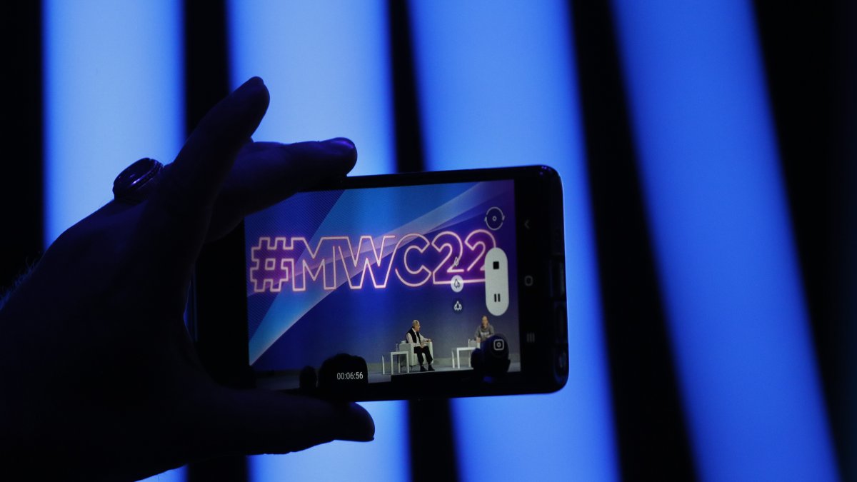 Una visitante graba con su teléfono una de las conferencias en el auditorio del Congreso Mundial de Móviles (MWC), en una imagen de archivo.