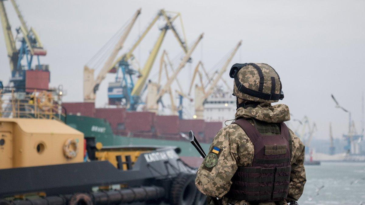 Imagen de archivo de un soldado ucraniano de guardia en el puerto de Azov, en Mariúpol.