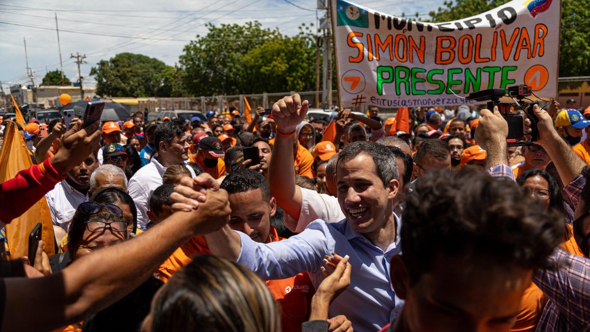 El líder opositor venezolano Juan Guaidó saluda hoy a sus seguidores durante una concentración opositora en Maracaibo, estado Zulia (Venezuela).