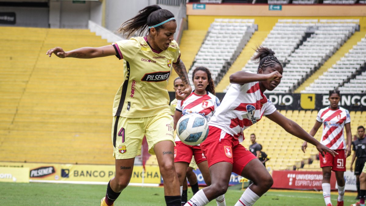 Samantha Avilés, lateral izquierda de Barcelona (i), fue una de las piezas claves ayer en el empate ante Deportivo Ibarra.