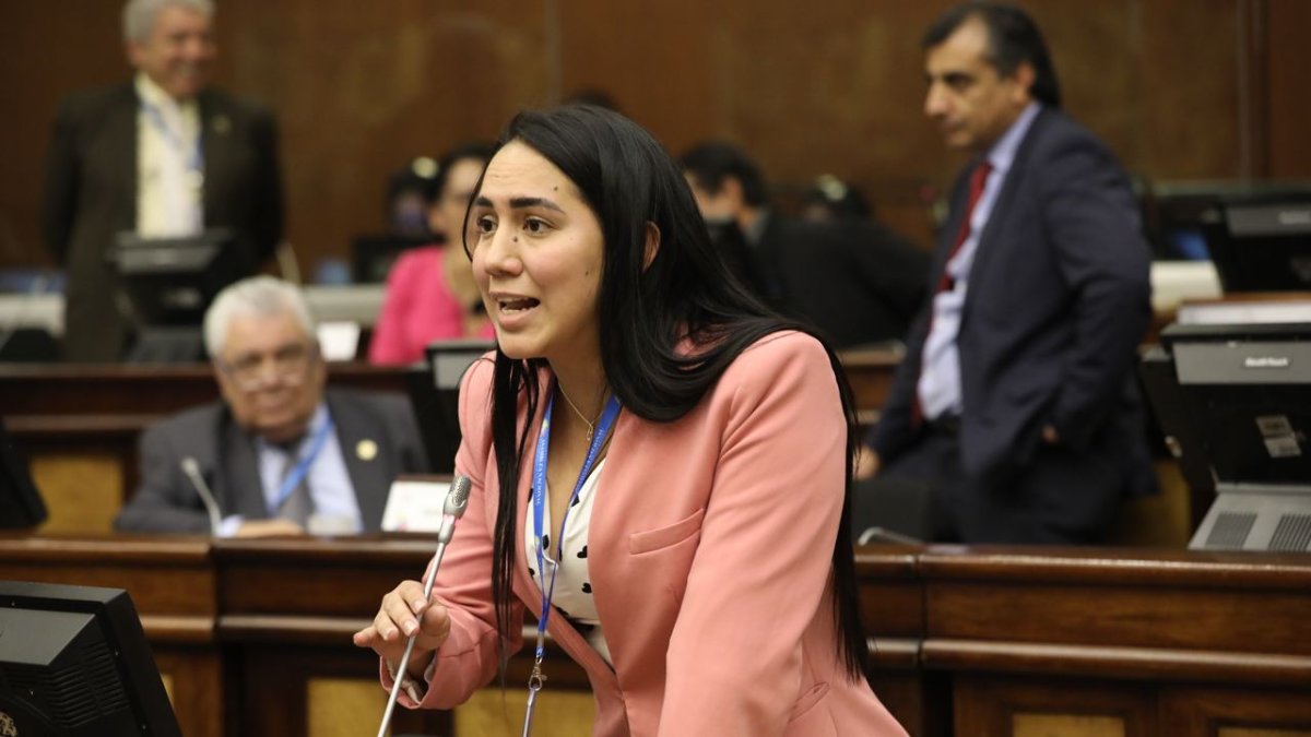 Bronca. Johanna Moreira, de ID, acusa de violencia a Nathalie Arias, de CREO. La verdad es que el comportamiento de ambas fue igual de vergonzoso