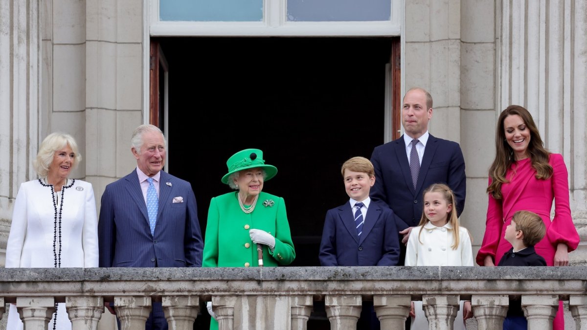 La reina Isabel II junto a su familia en el balcón del Palacio de Buckingham durante el Jubileo de Platino