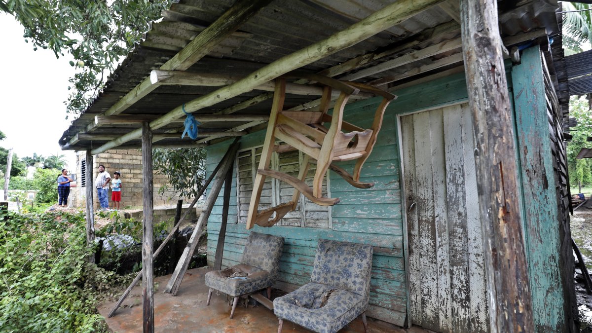 Fotografía de una casa abandonada en la ciudad de San Juan y Martínez a más de 200 km al oeste de la capital cubana donde fueron más intensas las lluvias