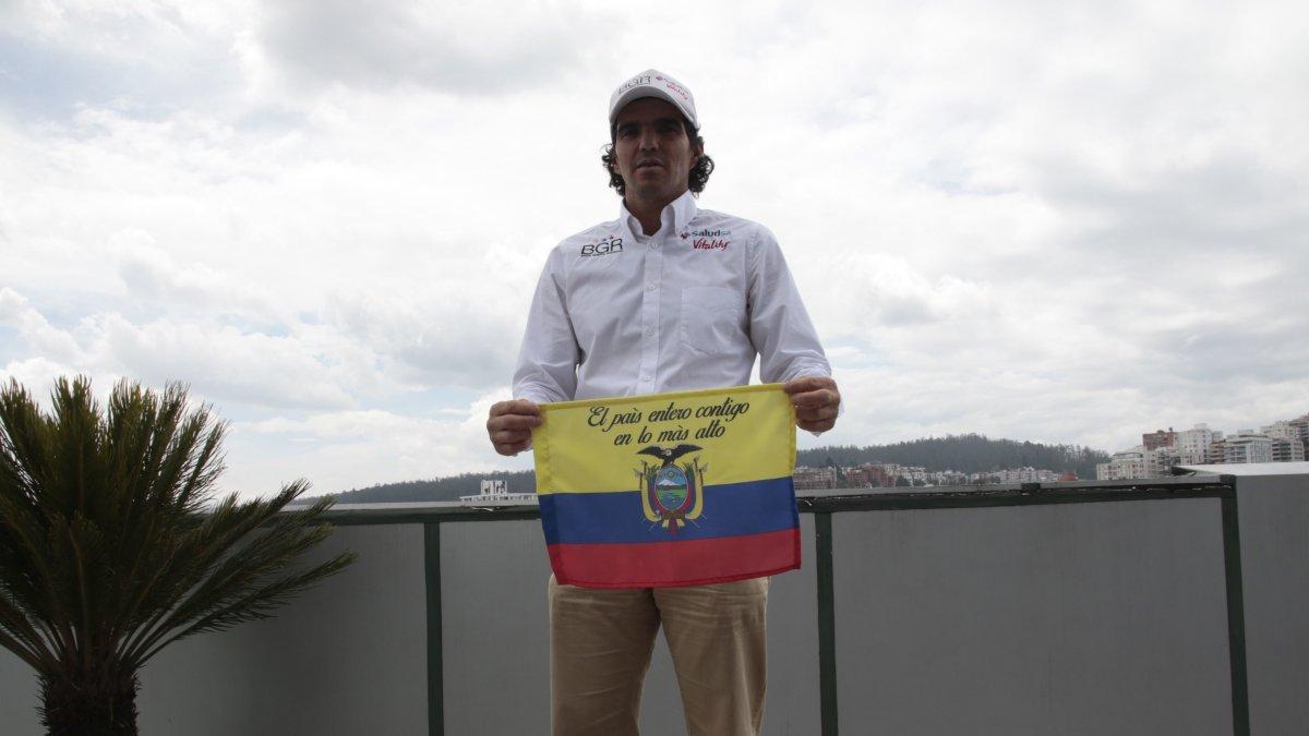 El montañista Santiago Quintero y la bandera que buscará colocar en la cima del K2.