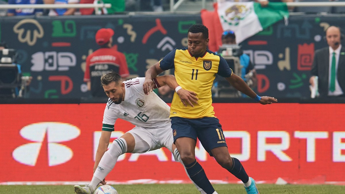 Michael Estrada (d) disputa la pelota con Héctor Herrera (i).