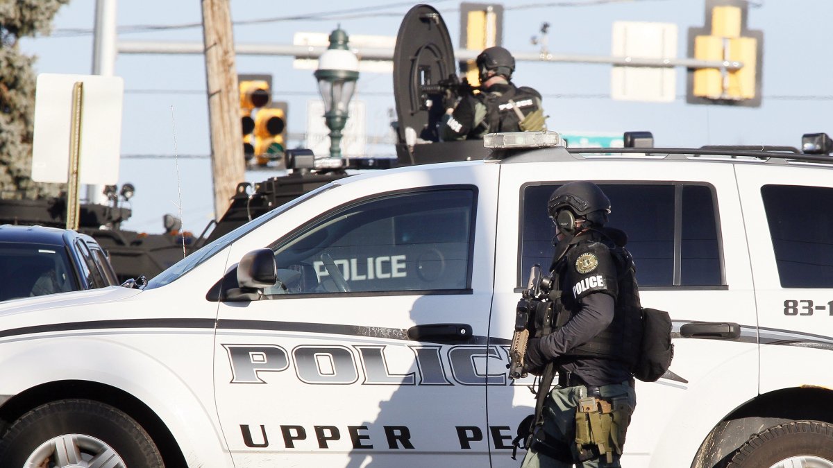 Filadelfia. Una unidad de la policía de esta ciudad estadounidense arriba a la zona donde ocurrió uno de los tiroteos,