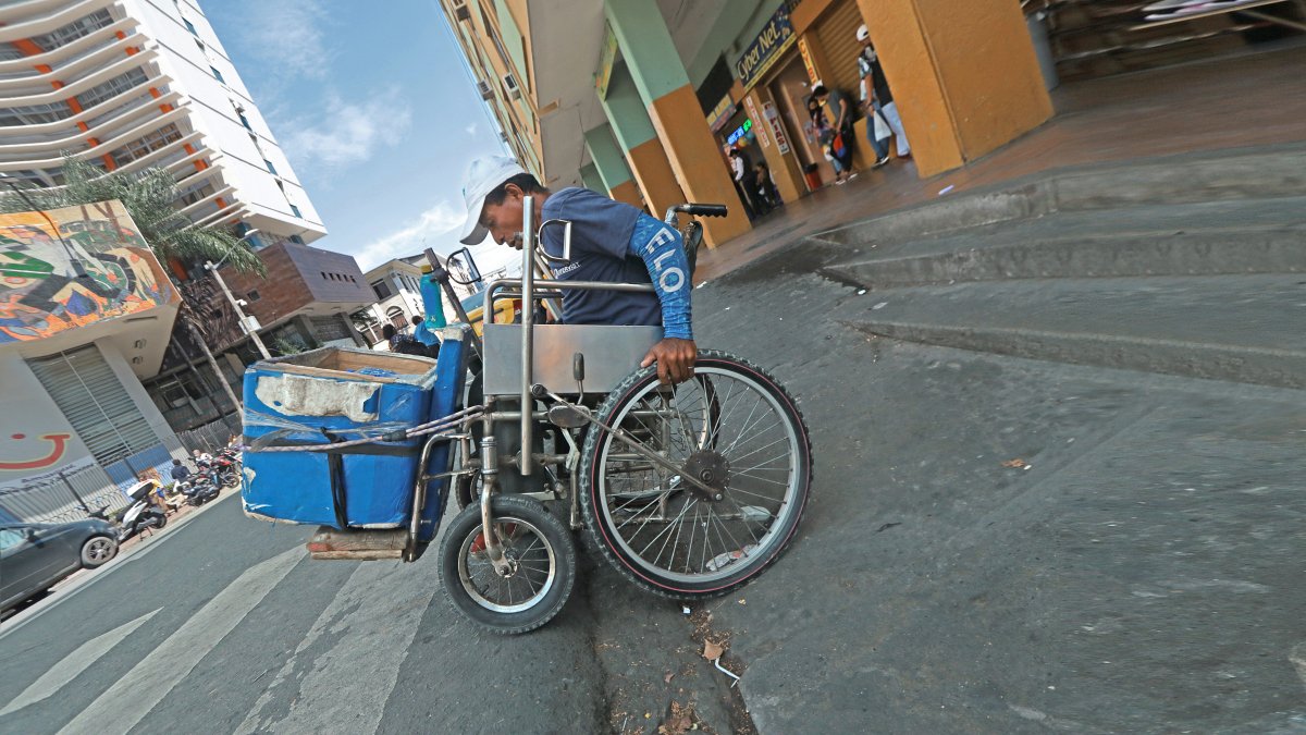 Consecuencias. Ciudadanos que se movilizan en sillas de ruedas necesitan obligadamente la ayuda de otras personas porque se quedan atrapados en la rampa de Lavayen y Olmedo. Esperan un arreglo inmediato.
