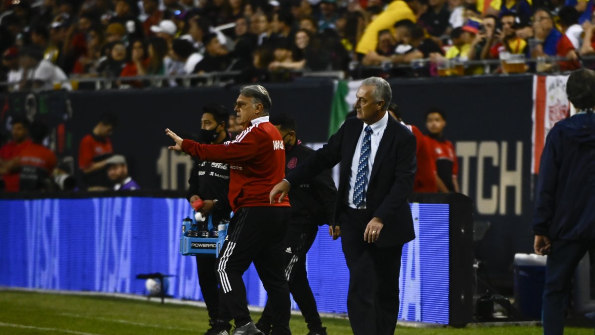 Gustavo Alfaro (d), entrenador de la selección ecuatoriana, durante el partido frente a su similar de México.