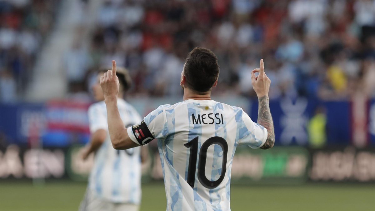 El delantero de la selección argentina de fútbol Lionel Messi celebra su tercer gol, durante un partido internacional amistoso entre Argentina y Estonia, este domingo.