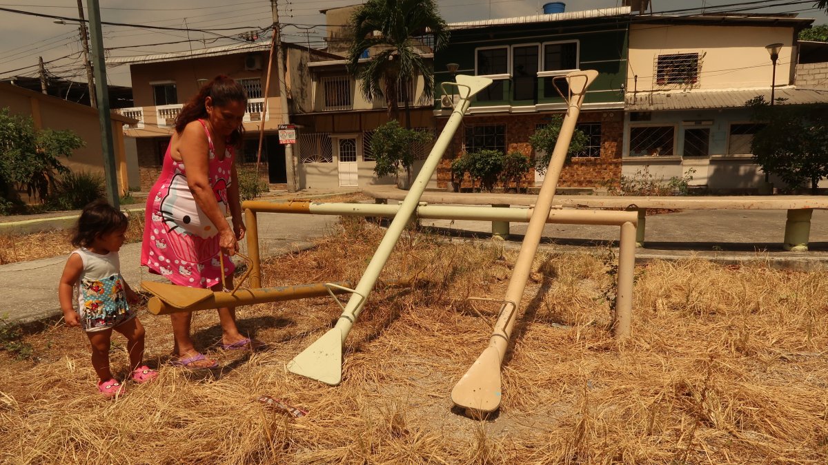En uno de los parques de Sauces 2, la nieta de Silvia Lascano no puede divertirse porque los juegos infantiles están dañados. La abuela muestra el sube y baja que se ha desprendido de su estructura.