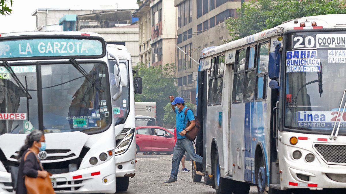 Situación. Aunque está prohibido dejar a los pasajeros en media calle, la medida se incumple a diario.