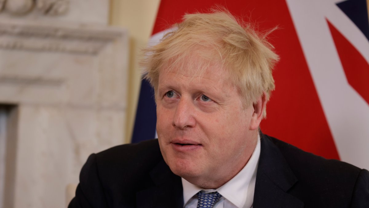Boris Johnson ha logrado salir del agujero, una vez más, y pide unión para seguir trabajando. 
JASON ALDEN / POOL
