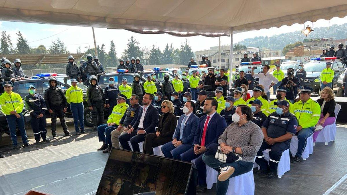 Despliegue. La alcaldesa Cynthia Viteri llegó a Quito acompañada de decenas de agentes y camionetas.