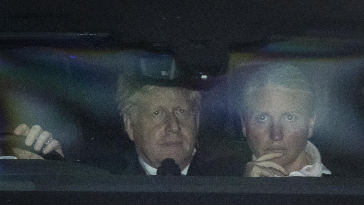 El primer ministro británico a su salida del Parlamento tras superar una moción de censura presentada por su propio partido.