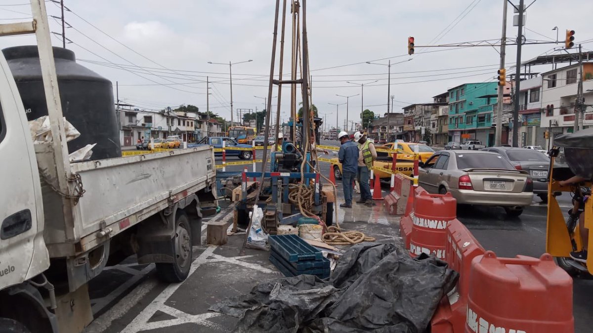 Obra. Al momento se inspecciona el sitio donde se levantará el puente.