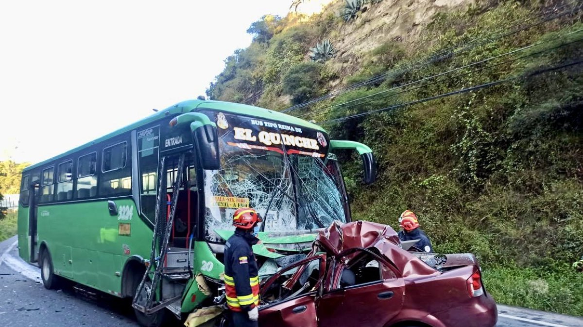 El auto liviano y el bus de transporte rural chocaron de frente en la carretera.