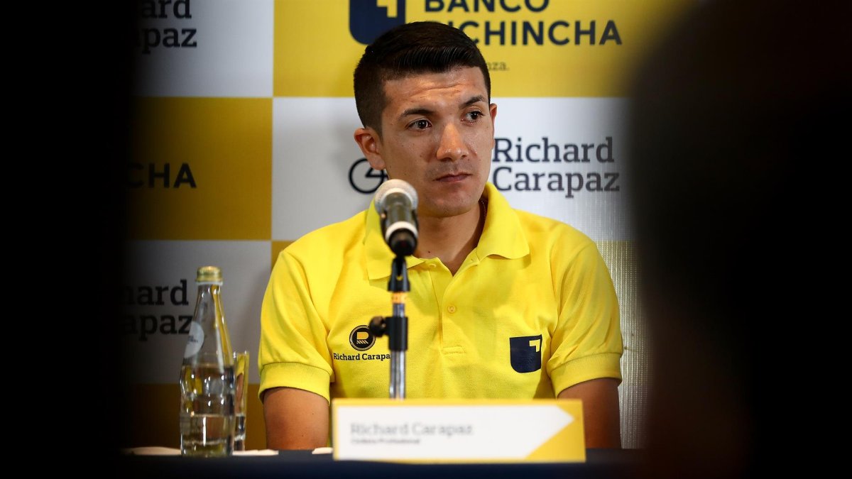 El ciclista ecuatoriano Richard Carapaz, habla en una rueda de prensa hoy, en Quito (Ecuador). Carapaz, que recientemente quedó en el segundo lugar del Giro de Italia