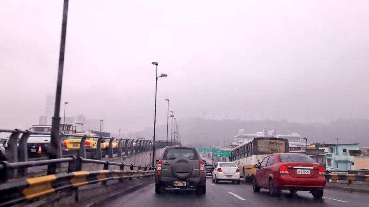 En las redes sociales comenzaron a volcarse fotos del intenso frío que se soporta desde temprano en la ciudad.