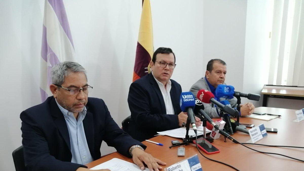 Anuncio.- El ministro de Agricultura, Bernardo Manzano, (centro) en rueda de prensa este martes 7 de junio.