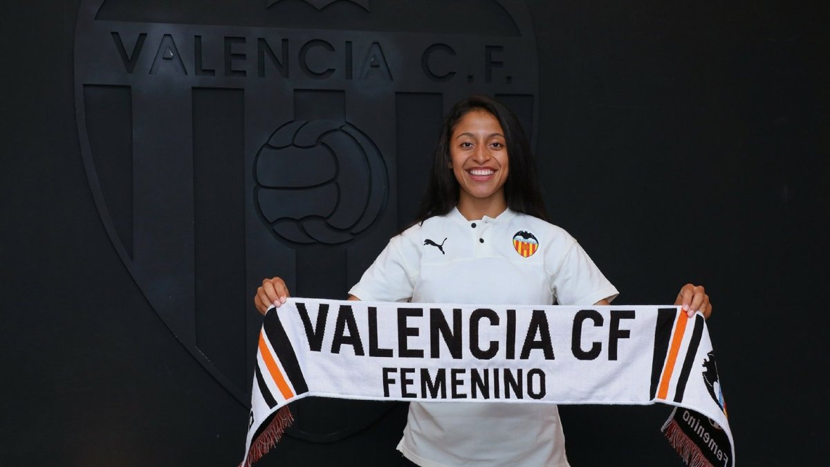 La zaguera ecuatoriana Kerlly Real, con la camiseta del Valencia, mostrando una bufanda del club.