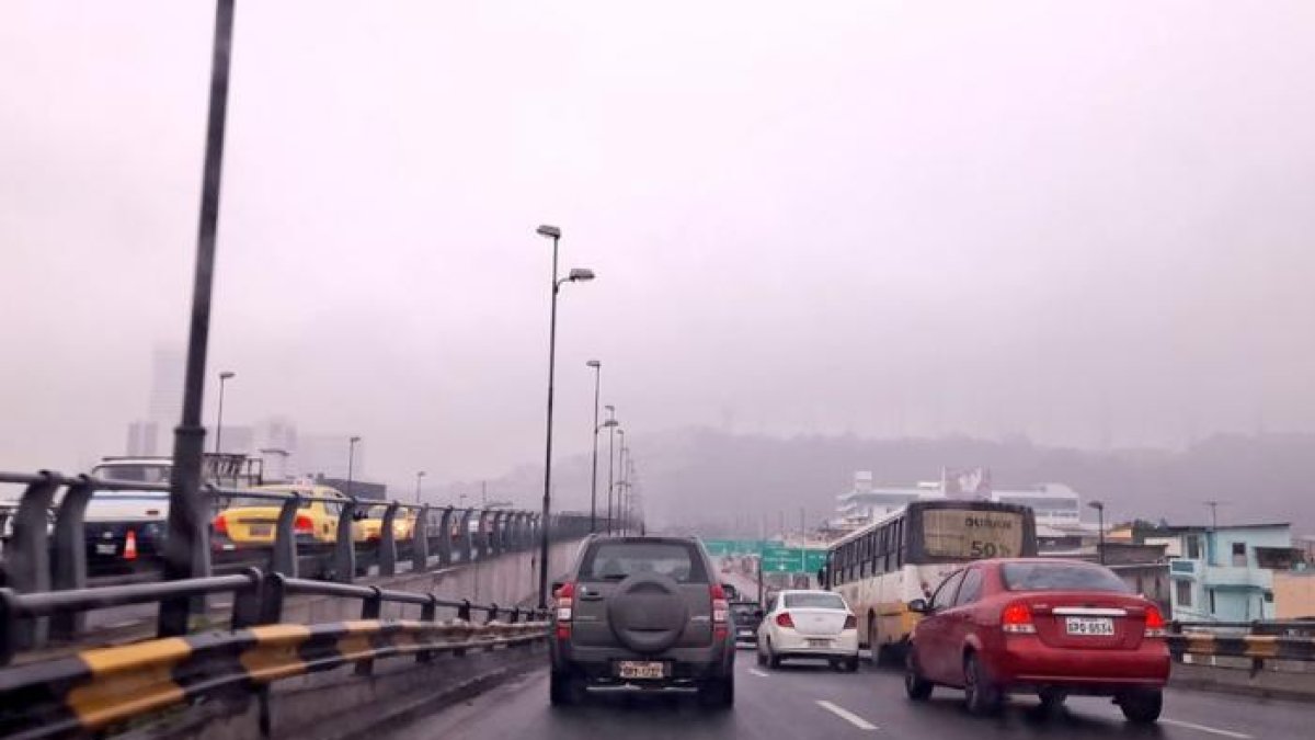 En junio pasado, los ciudadanos publicaron fotos de Guayaquil para graficar como amanecían entonces los días. 