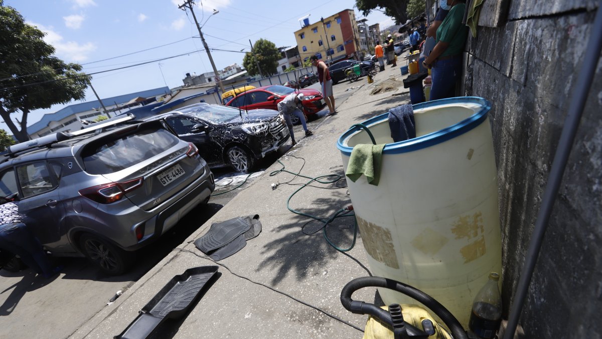 Los lavacarros están ubicados en diferentes sectores de la ciudad y se apoderan de las veredas.