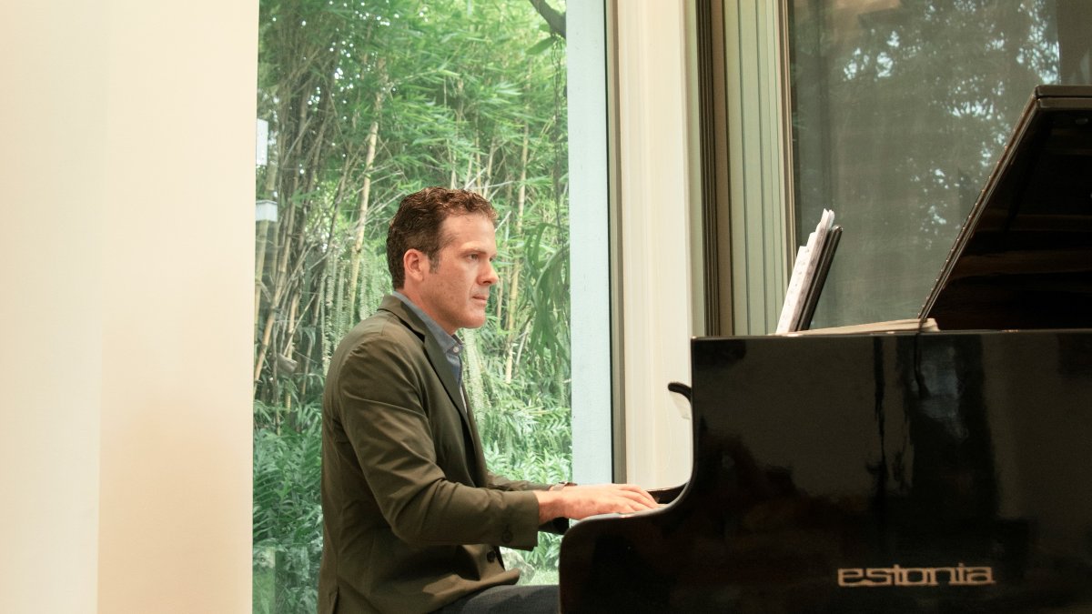 Alberto Acosta toca el piano todos los días como deleite personal y para liberar tensiones.