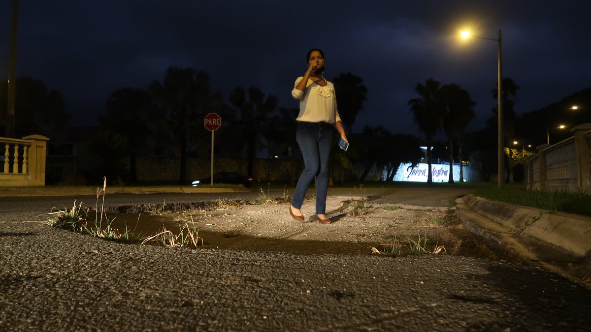 .Calles dañadas. Los enormes huecos se ven en varias zonas de las vías. Los residentes aseguran que este problema lleva años sin ser atendido.
