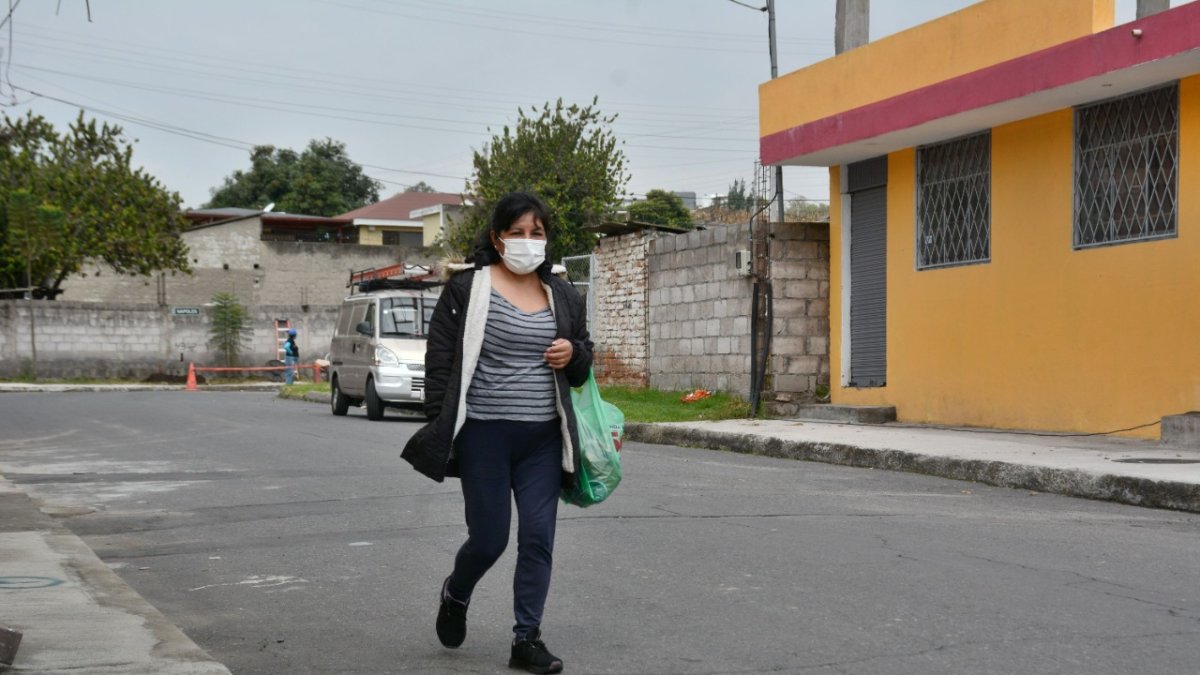 Trabajo. Muchas mujeres laboran en urbanizaciones aledañas y deben caminar hasta 20 minutos de donde les deja el bus.