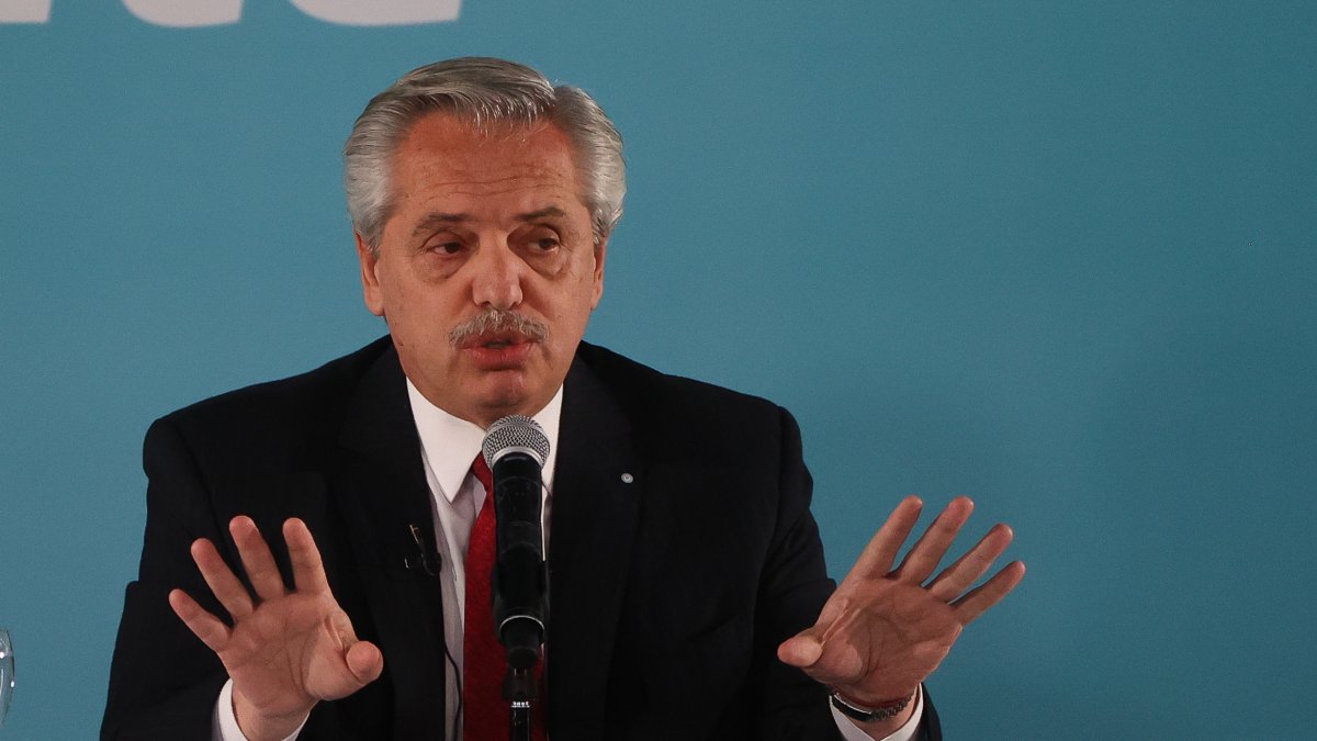 El presidente de Argentina, Alberto Fernández, busca de alguna manera obtener los recursos para una debilitada economía de su país.