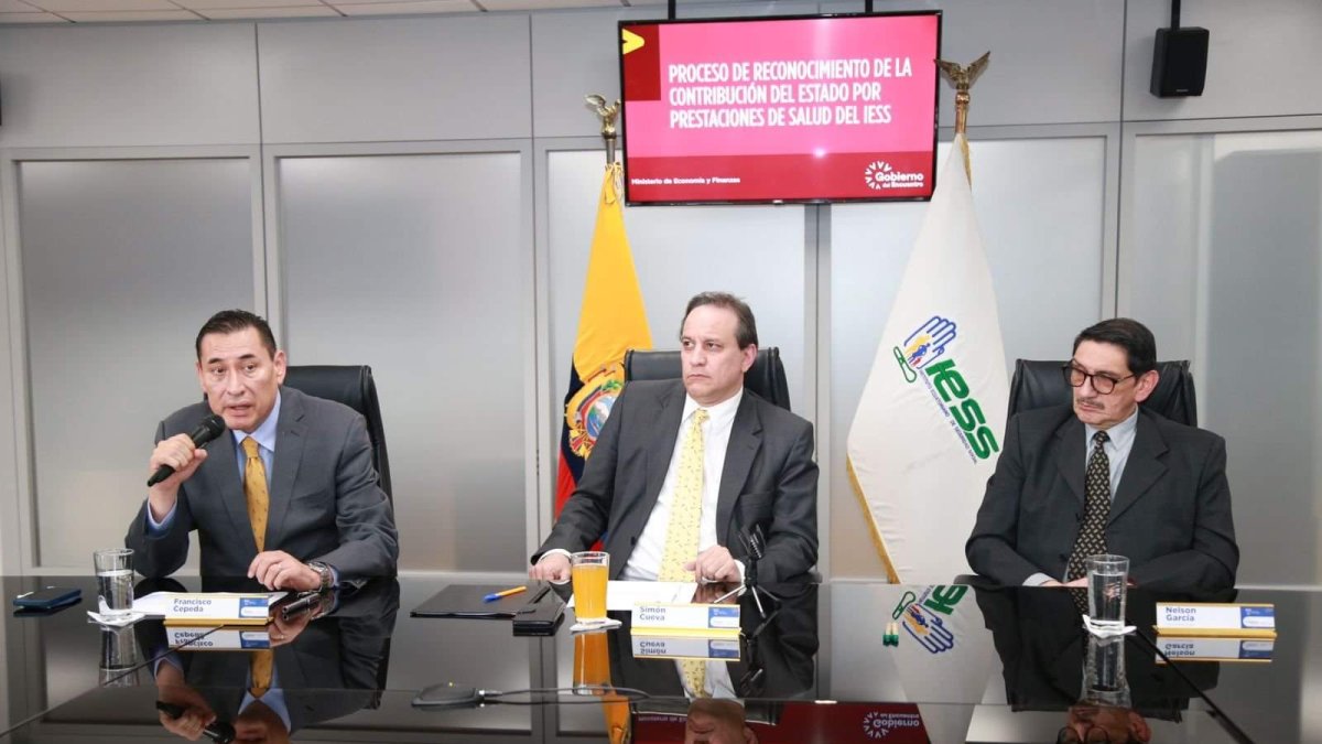 El 31 de mayo,  Francisco Cepeda (izq) y Nelson García (der), acompañados del ministro de Economía, Simón Cueva, en el  reconocimiento del Gobierno de la deuda del Estado con el IESS.